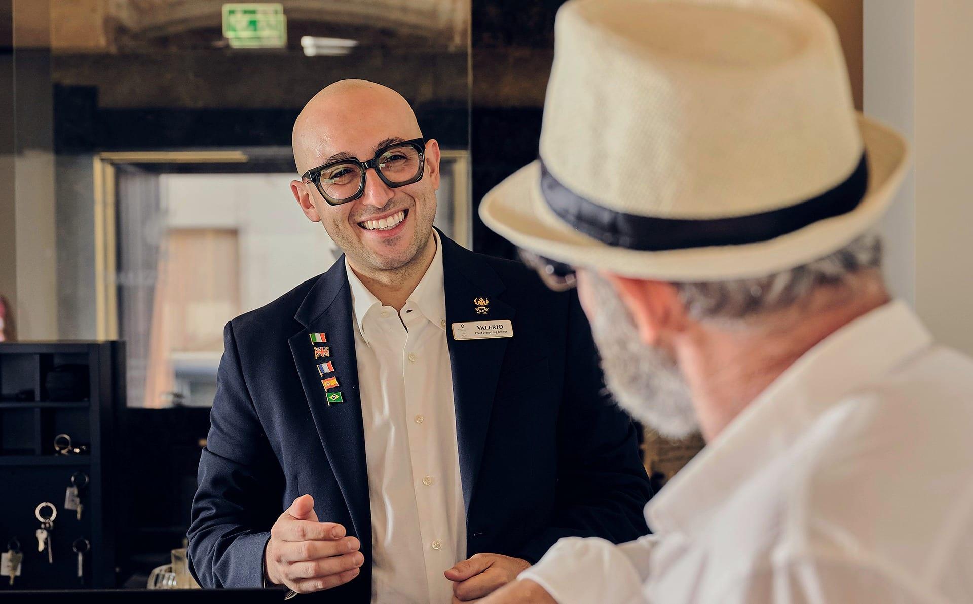 La reception del palazzo: il check-in, unico, per tutte le unità