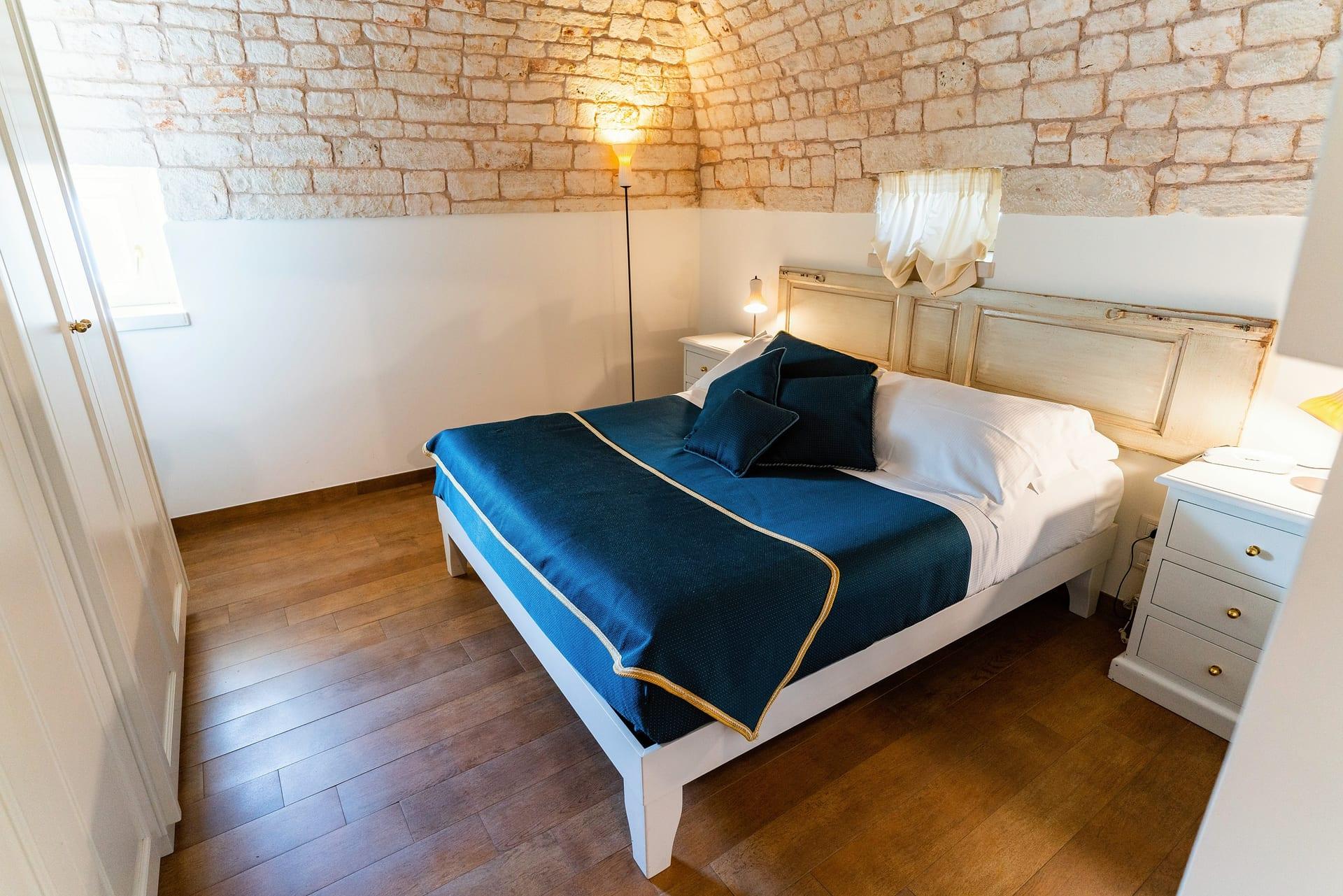 Cummerse — das Schlafzimmer aus der Ecke gesehen, mit dem weißen Kleiderschrank und der Stehlampe