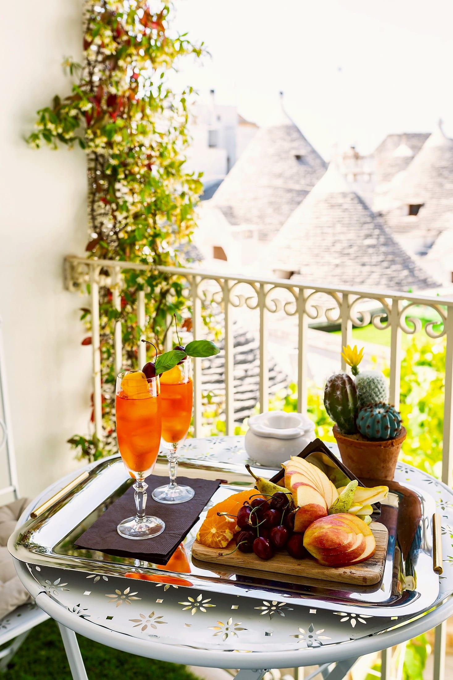 L'aperitivo servito sul balconcino di Palazzo Scotto, tra i trulli.