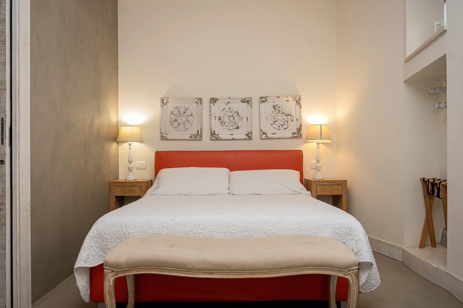 La Piccola — das Bett von vorn, mit der gepolsterten Bank am Fußende und der gesteppten Tagesdecke