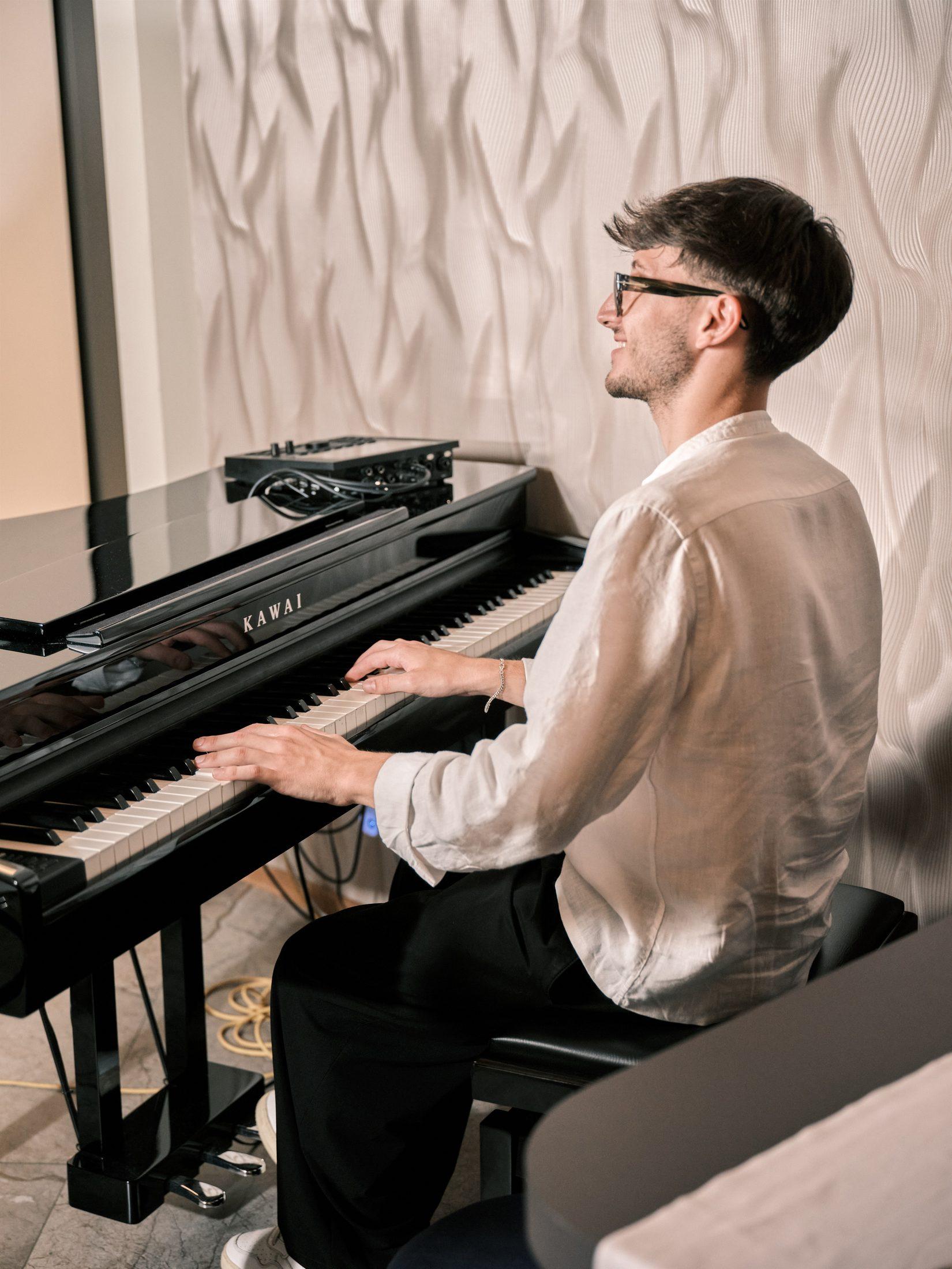O pianista do NOS ao piano, no salão