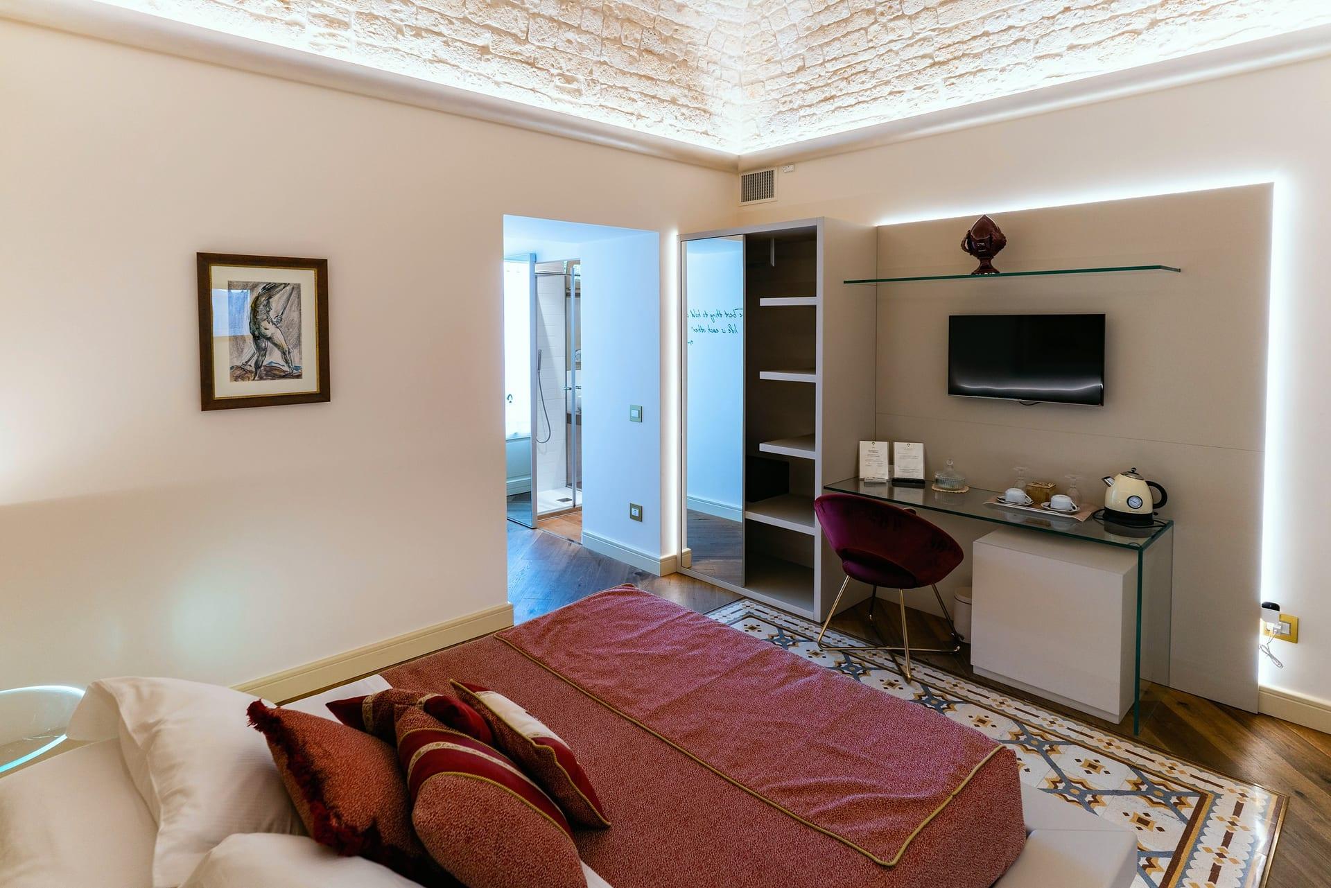 Nobile Deluxe — der Glasschreibtisch mit Wasserkocher und Fernseher, vom Bett aus zum Bad hin