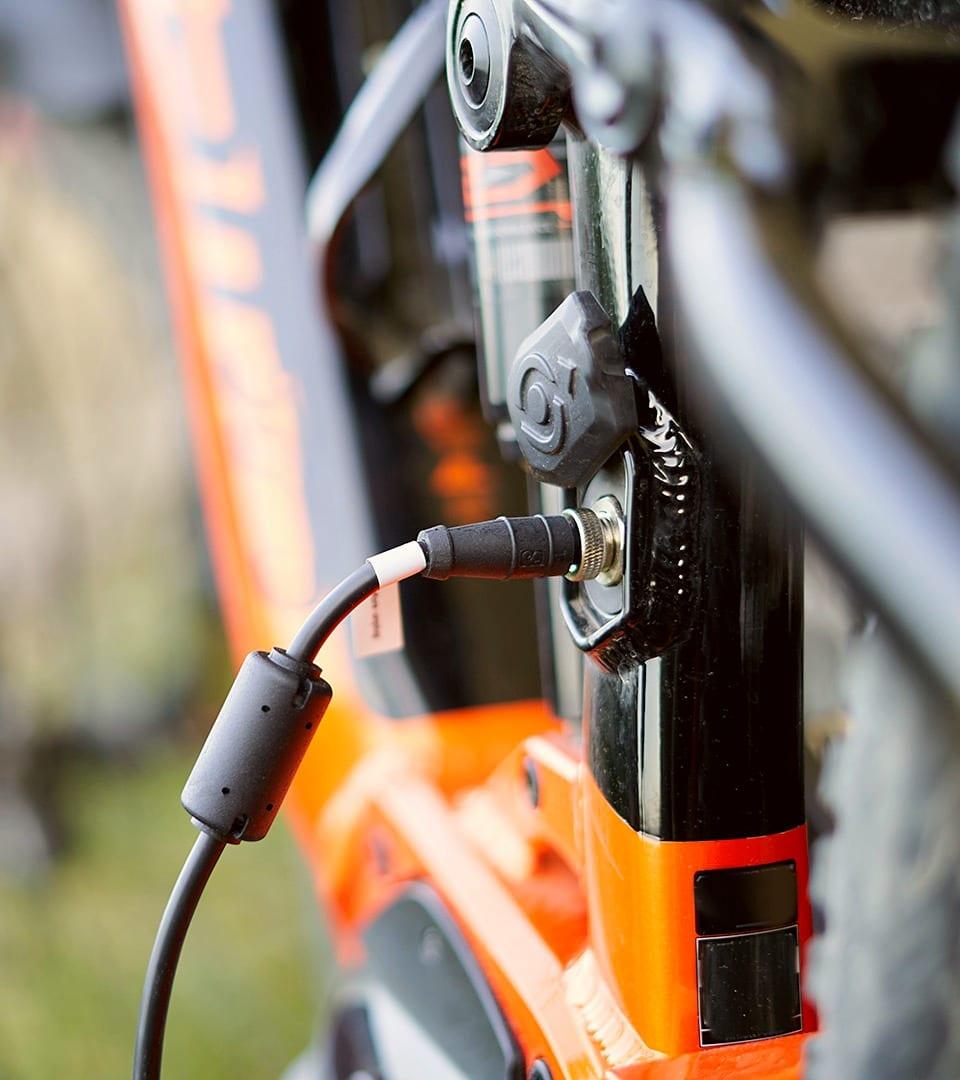 Il dettaglio di una e-bike in carica