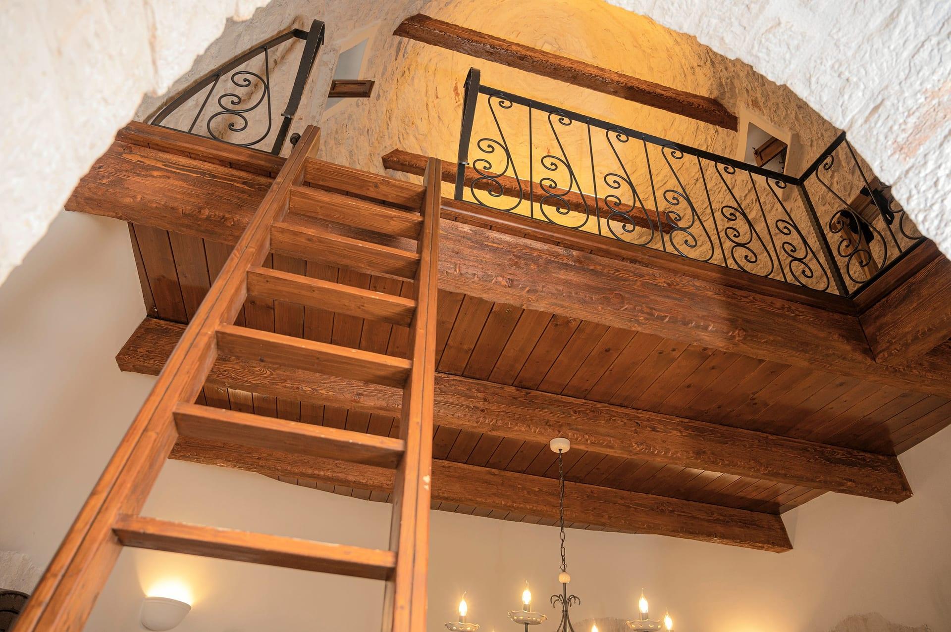 Trullo Maestro — die Holzgalerie mit dem schmiedeeisernen Geländer, von unten gesehen