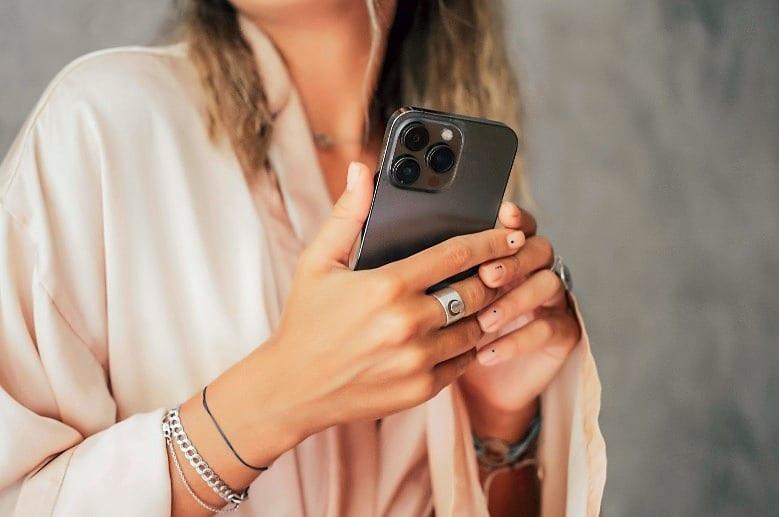 Een telefoon in de handen: de directe lijn