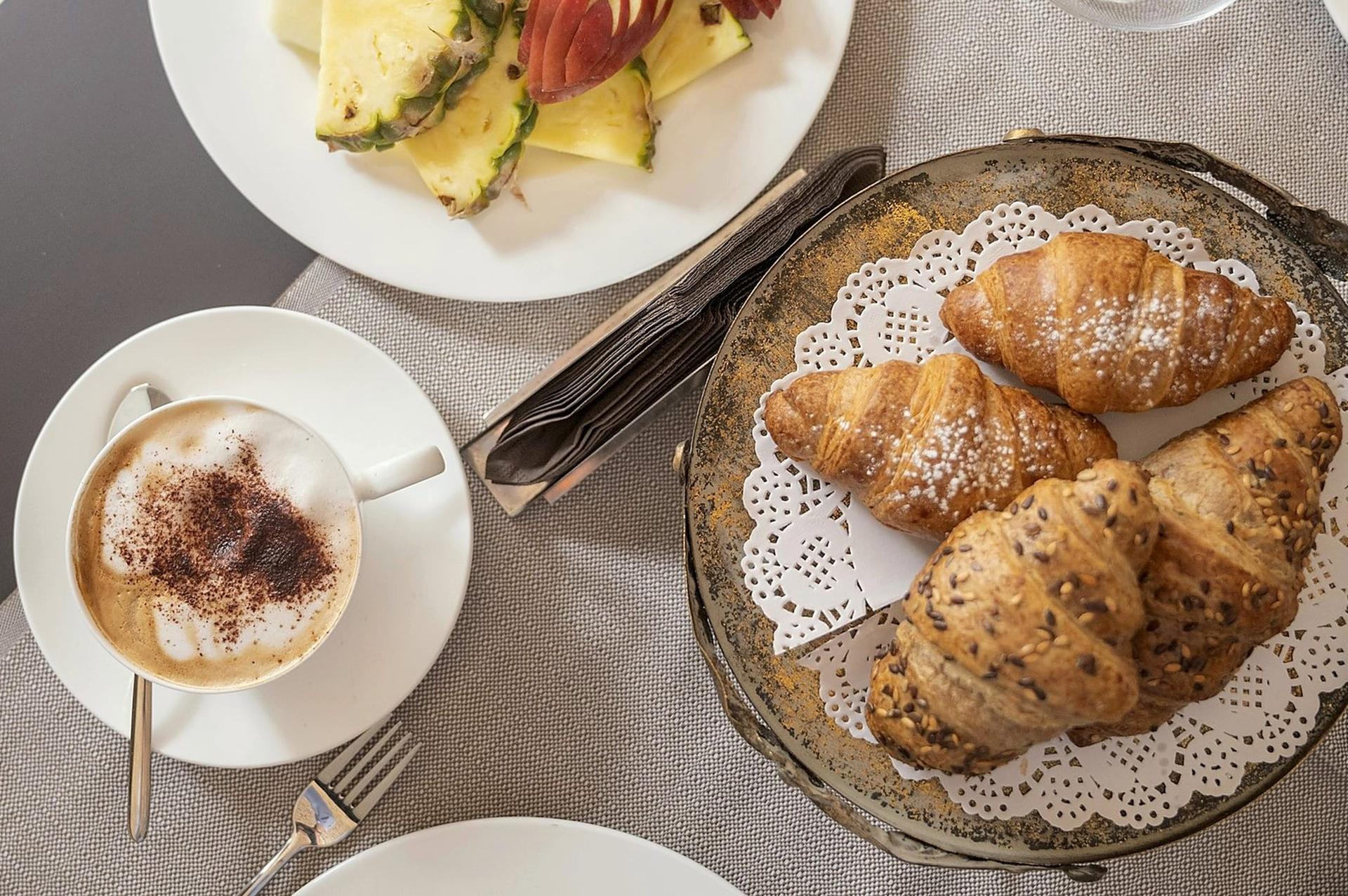 El plato de fruta fresca y los cornetti, en la mesa