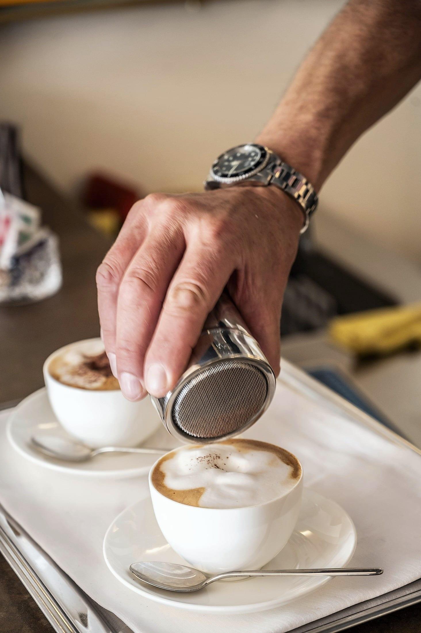 El capuchino decorado, en la mesa del desayuno