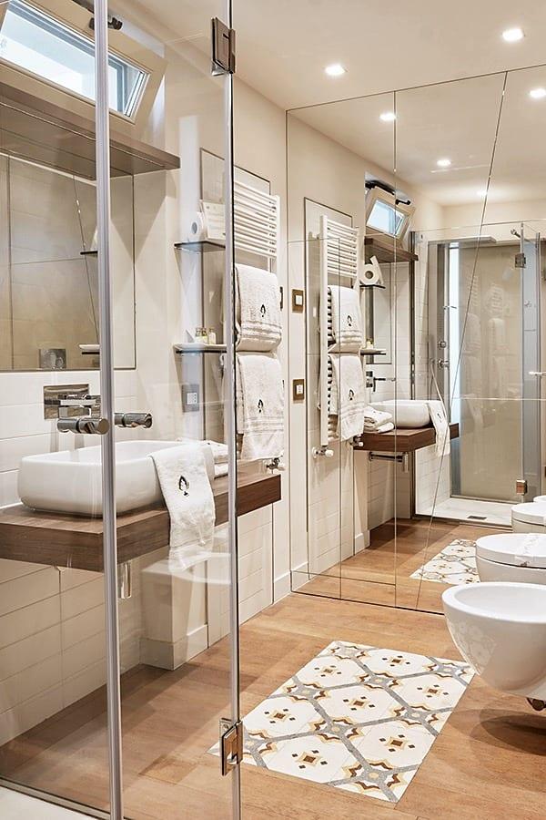 Nobile Deluxe — das Bad mit Glasdusche und dekorierten Bodenfliesen