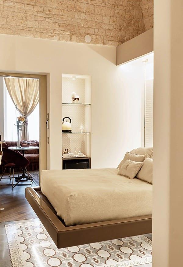 Nobile Suite — das Bett auf dem Podest unter dem Steingewölbe, zum kleinen Salon hin