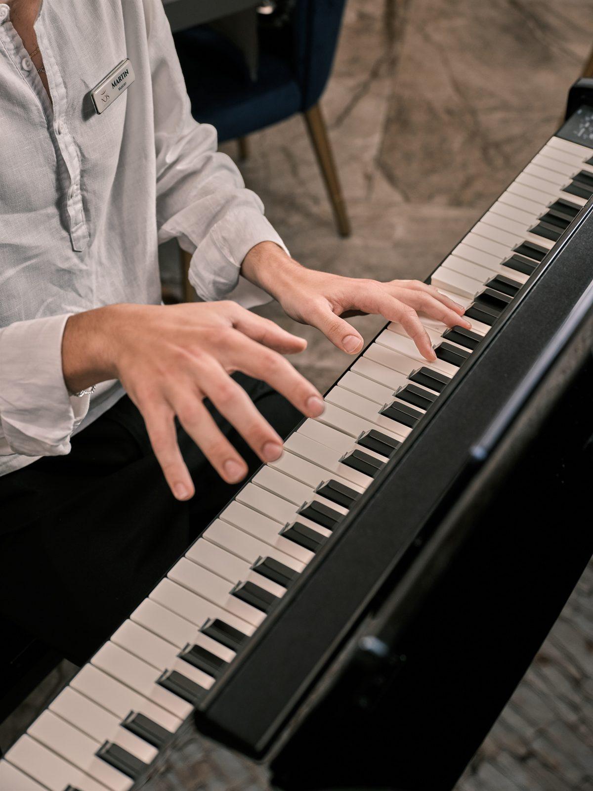 Die Hände des Pianisten auf den Tasten, im NOS
