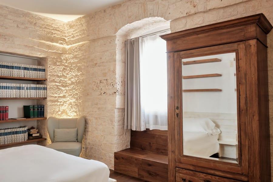 Pietra — la habitación con la librería de pared y el armario de espejo de época