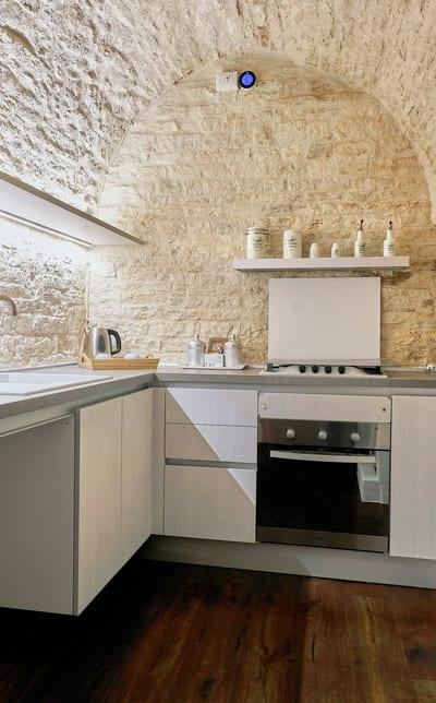 Pietra — la cocina equipada bajo la bóveda de piedra