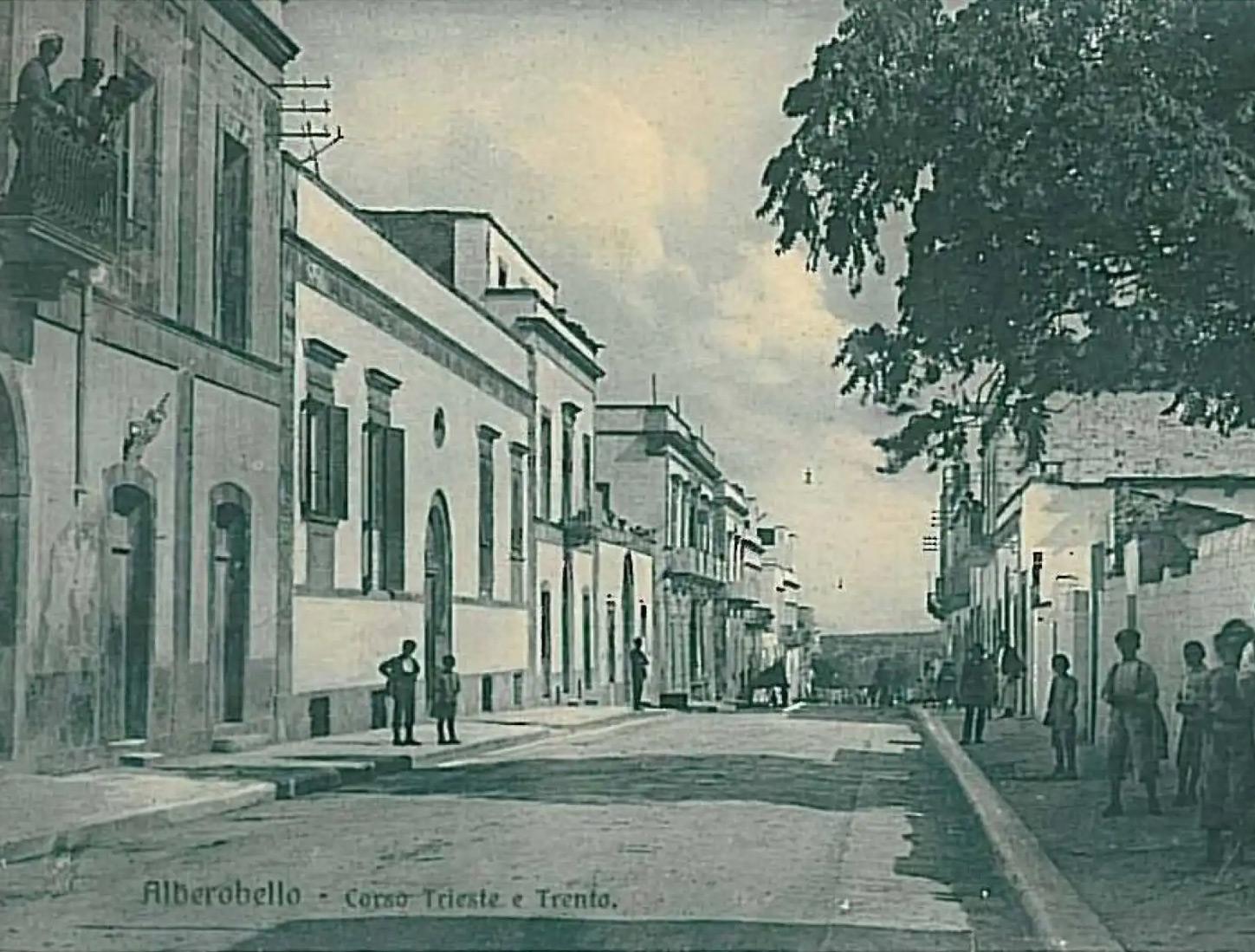 Historische Postkarte des Corso Trieste e Trento in Alberobello, der Straße des Palazzo