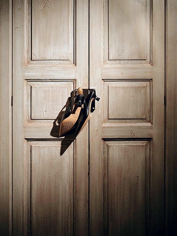 Caminetto — die antike Holztür, mit einem Paar Pumps daran
