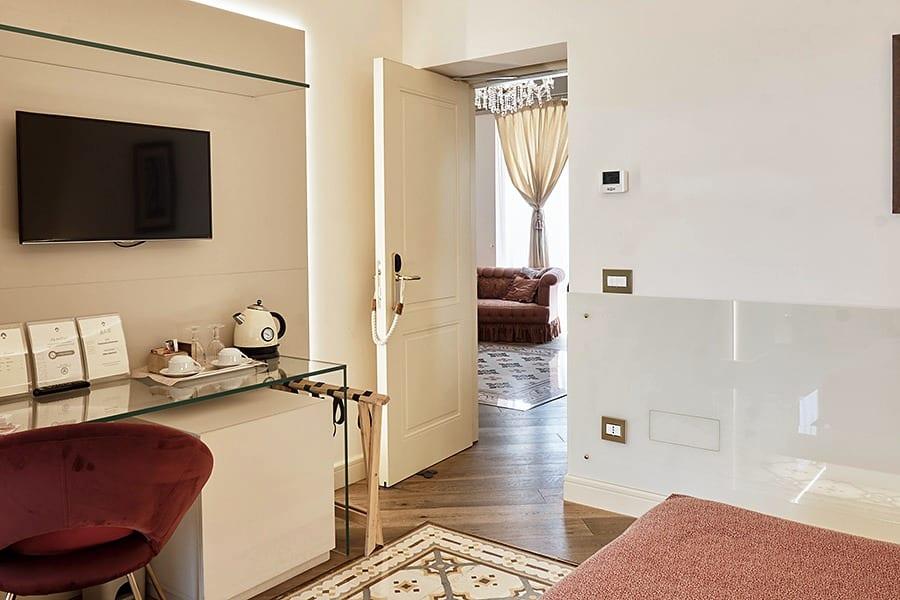 Nobile Deluxe — die Schreibecke mit der offenen Tür zum kleinen Salon