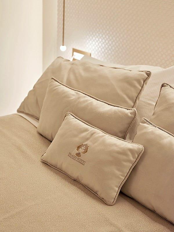 Nobile Suite — die bestickten Palazzo-Scotto-Kissen auf dem Bett