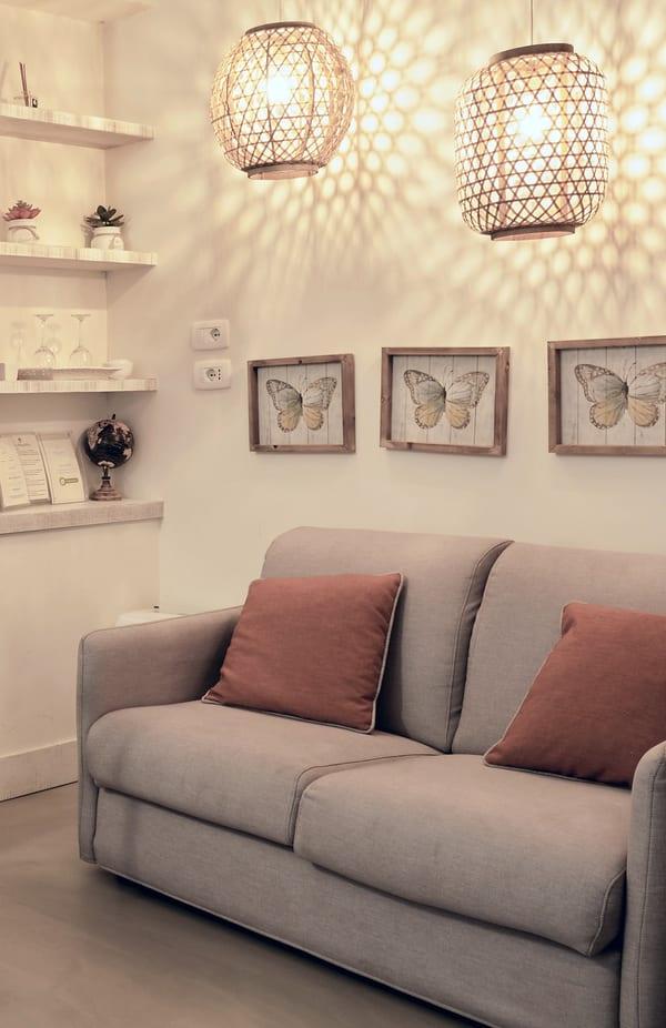 La Piccola — das kleine Sofa mit den Schmetterlingsdrucken und den Korblaternen