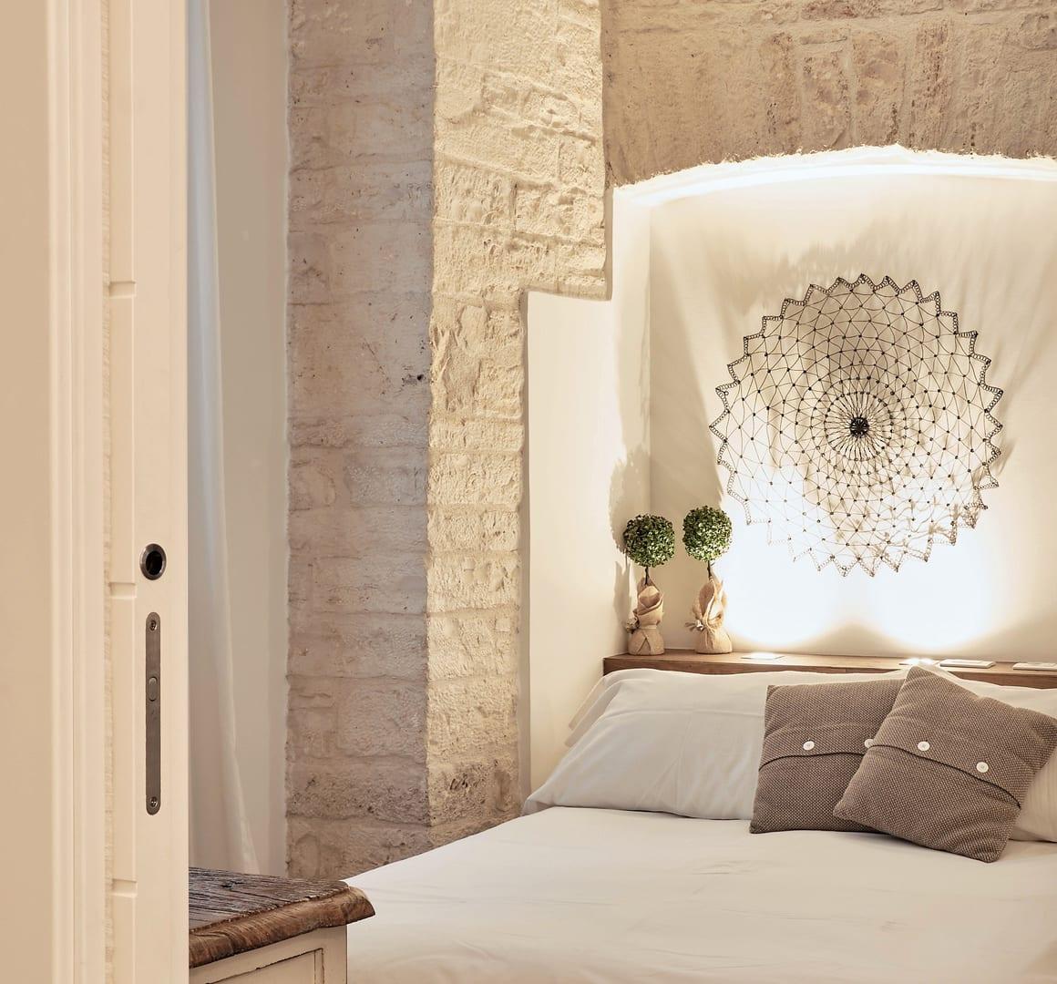 Caminetto — das Bett in der Steinnische, mit dem großen Spitzendeckchen an der Wand