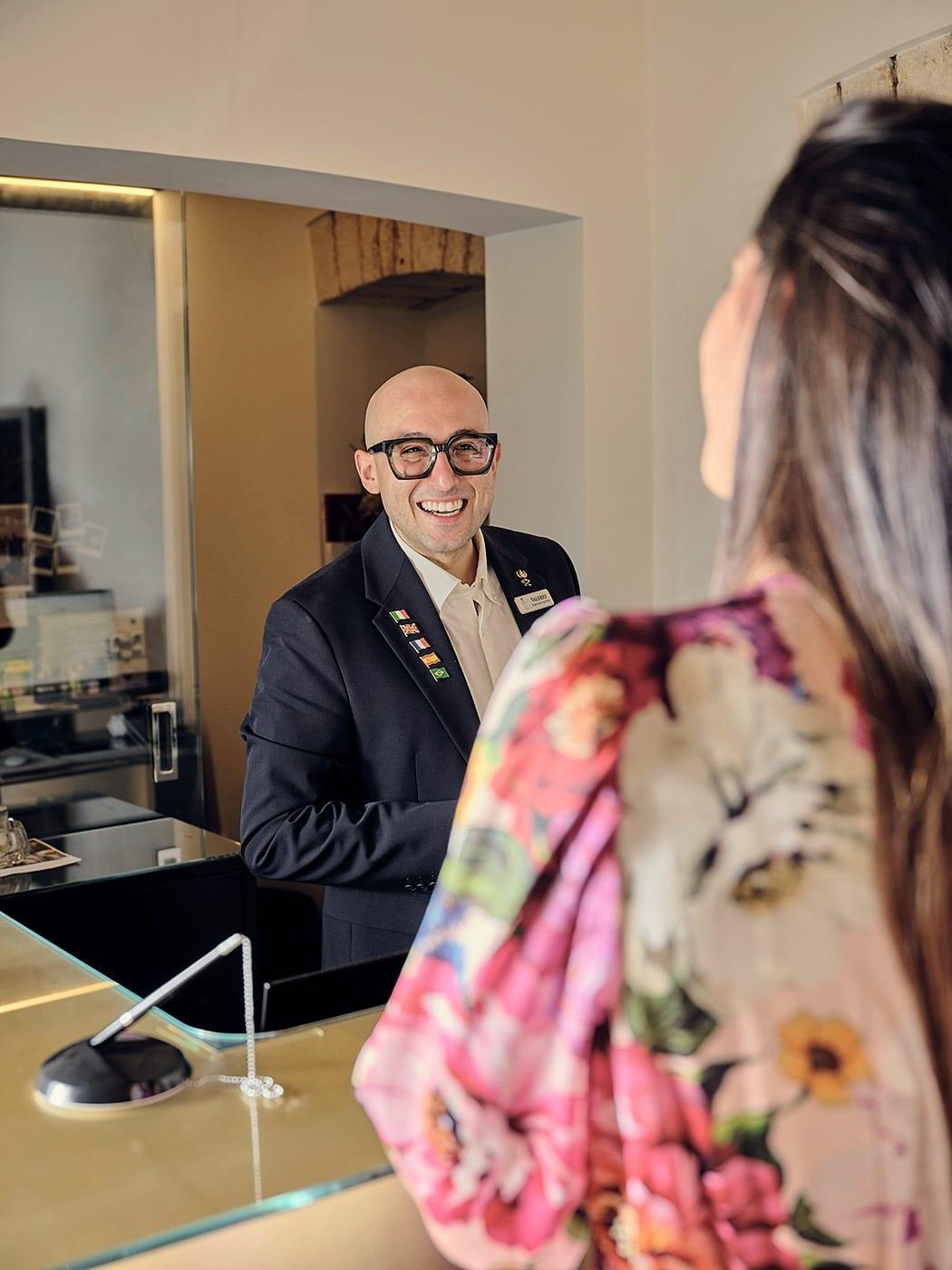 De receptie van Palazzo Scotto bij de aankomst van een gast