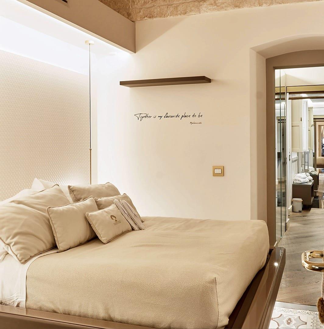 Nobile Suite — das Bett des Studios, mit dem verspiegelten Bad hinter dem Bogen