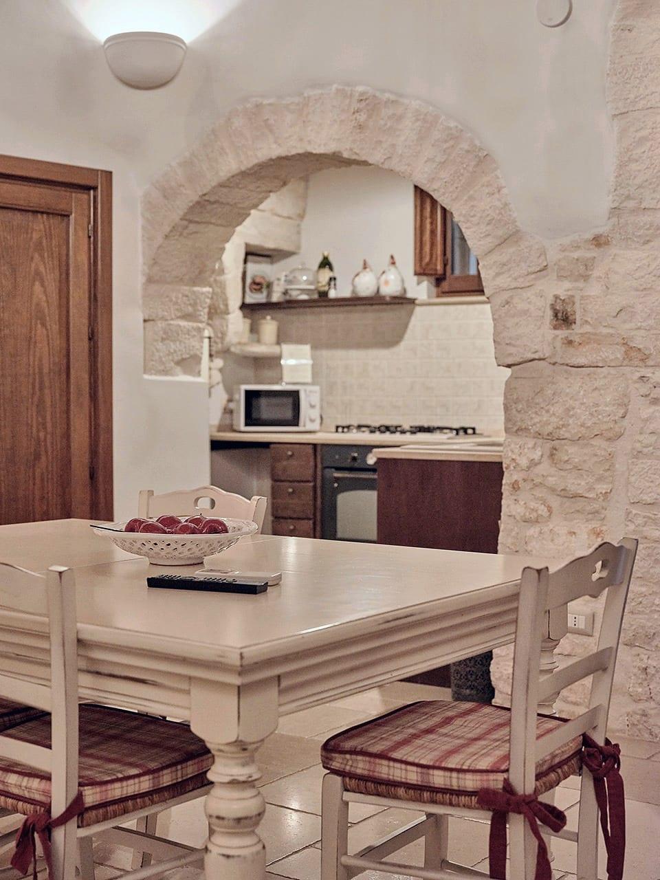Trullo Maestro — de eettafel voor de boog van de keuken