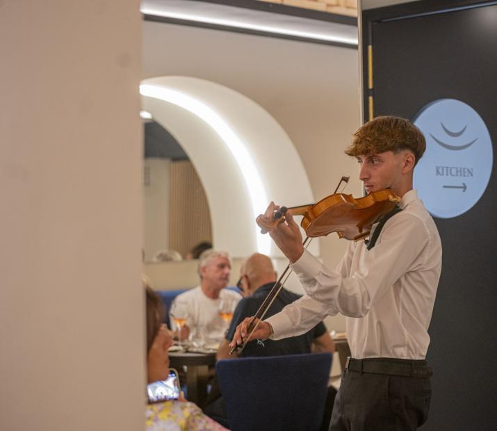 Violinist plays in an elegant restaurant.