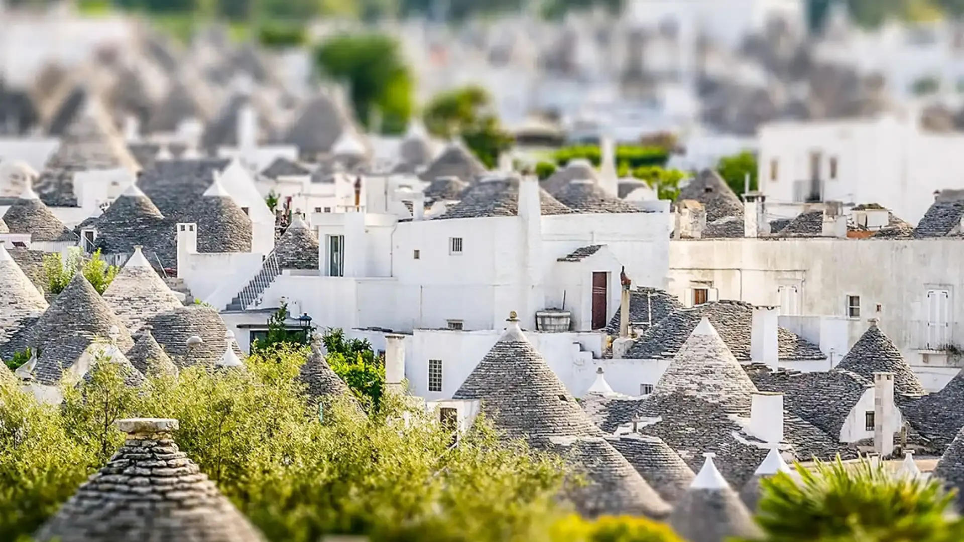 Caratteristici trulli bianchi con tetti a cono nel villaggio di Alberobello.