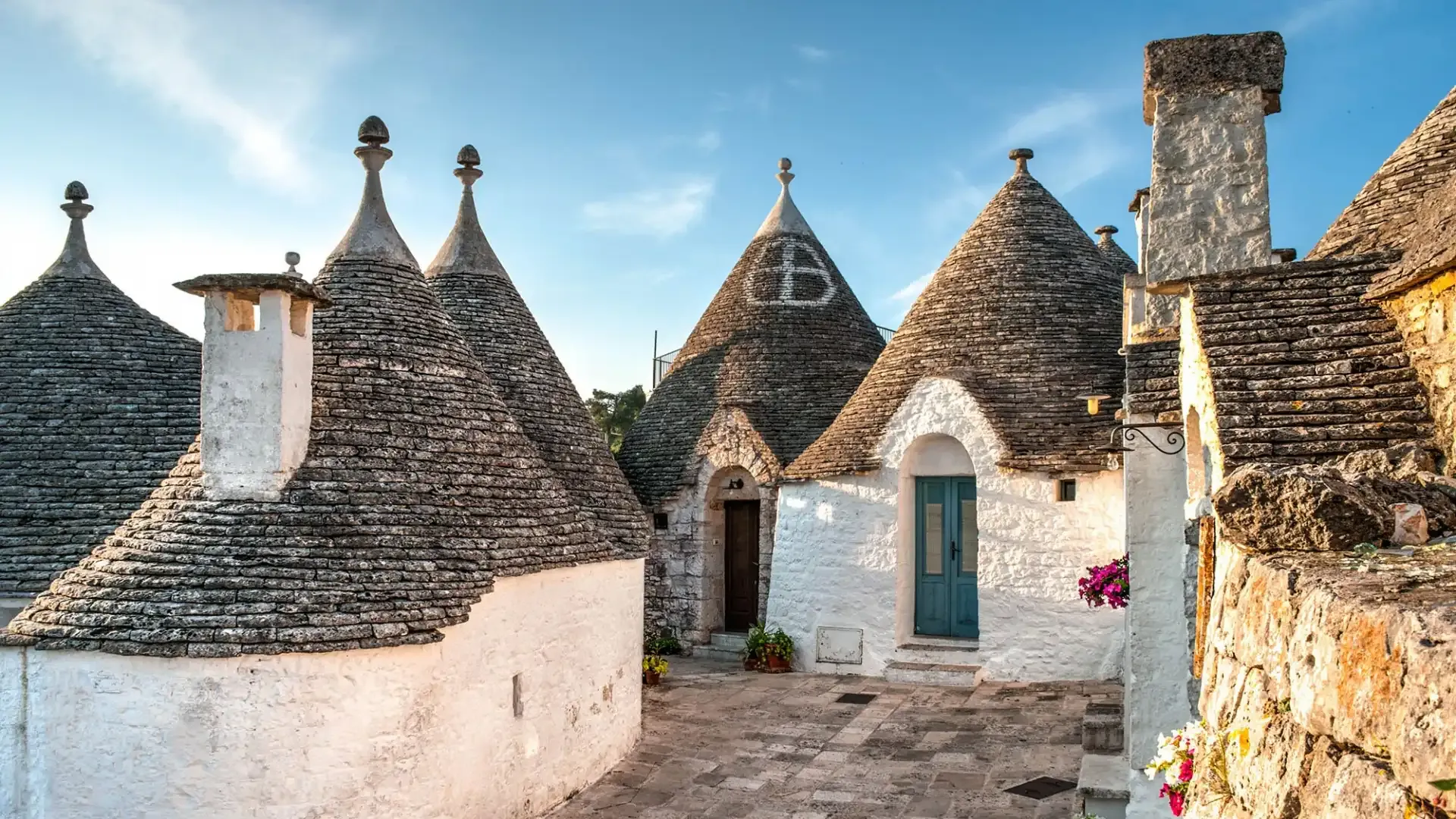 Trulli di Alberobello con tetti a cono e pareti bianche.