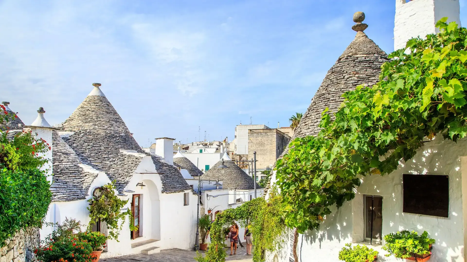 Affascinanti trulli bianchi con tetti conici ad Alberobello, Italia.