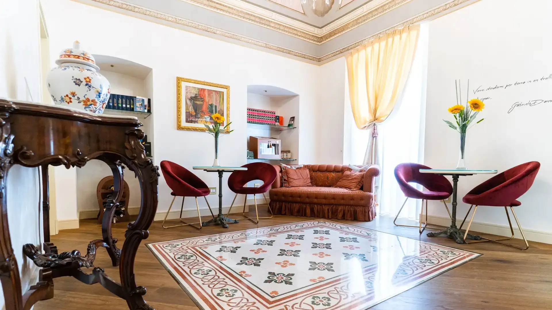 Salle élégante avec meubles classiques, tapis décoré et chaises rouges.