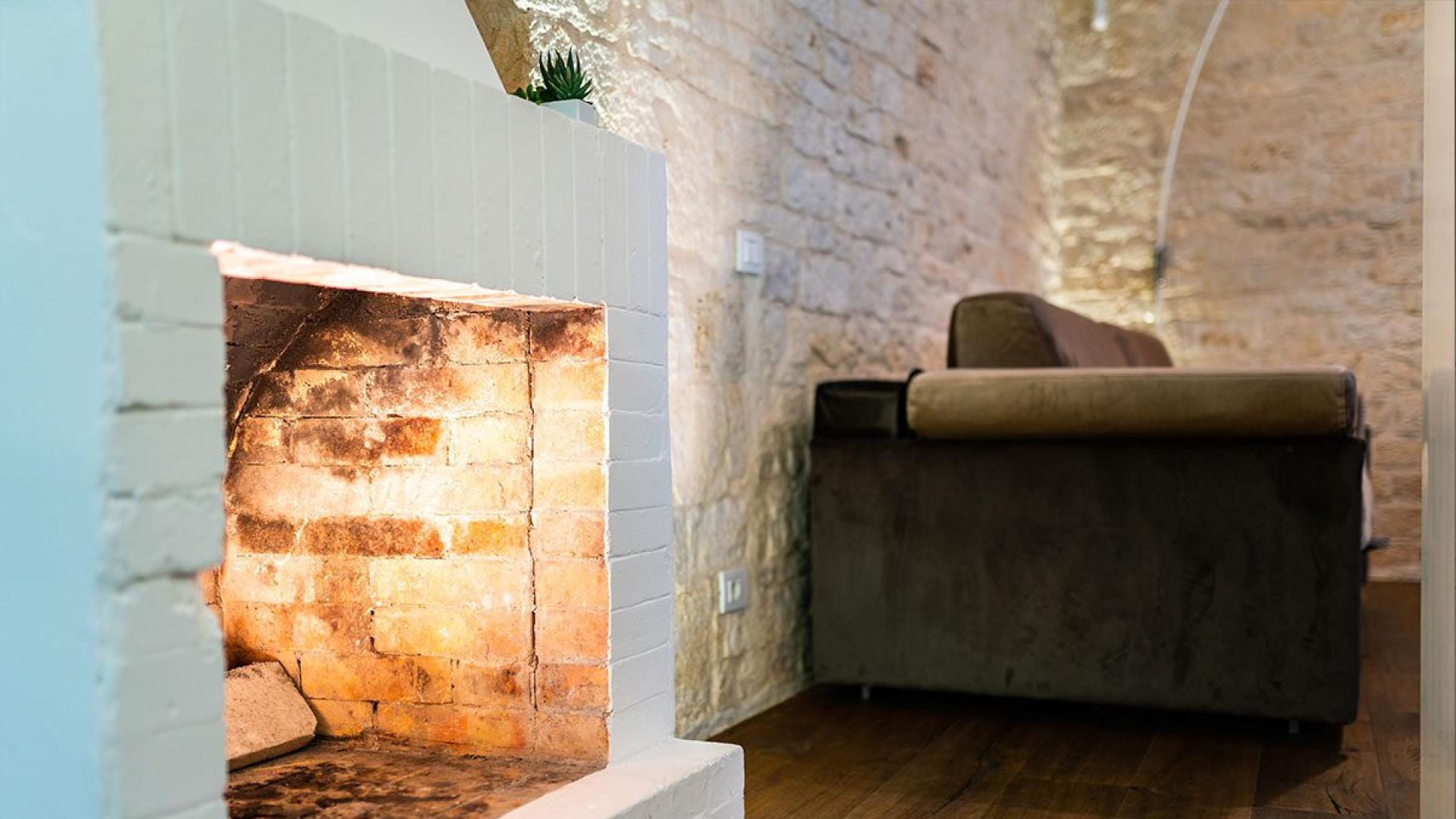 Cheminée en briques dans un salon chaleureux avec des murs en pierre.