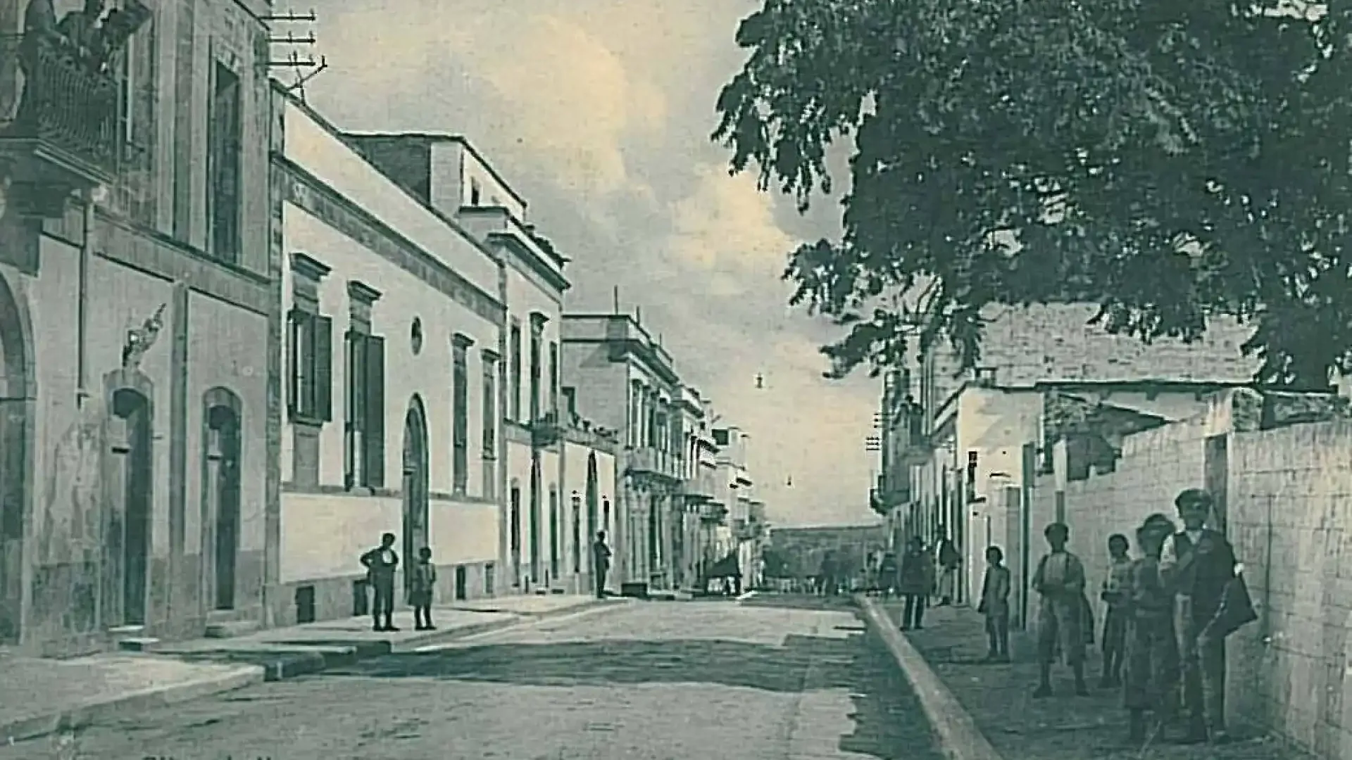 Alberobello - Corso Trieste et Trento, vieille photo avec bâtiments et personnes dans la rue.