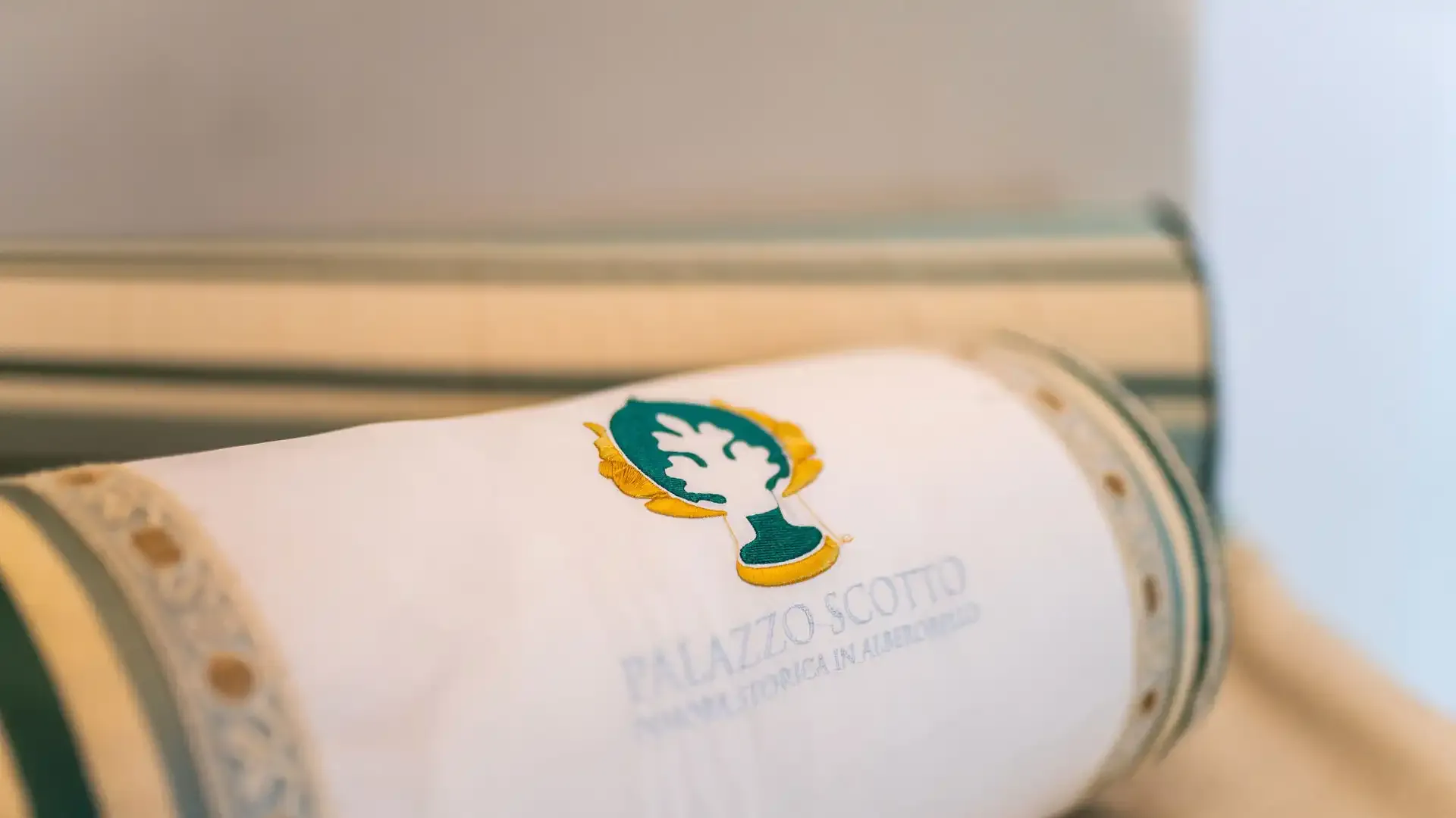 Coussin du Palazzo Scotto avec emblème brodé et texte.