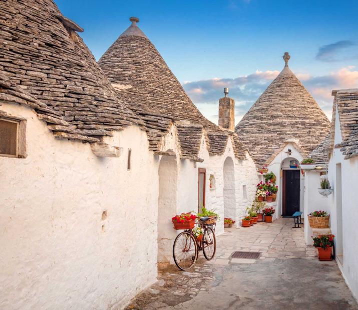 Trulli di Alberobello, case in pietra con tetti a cono in Puglia.