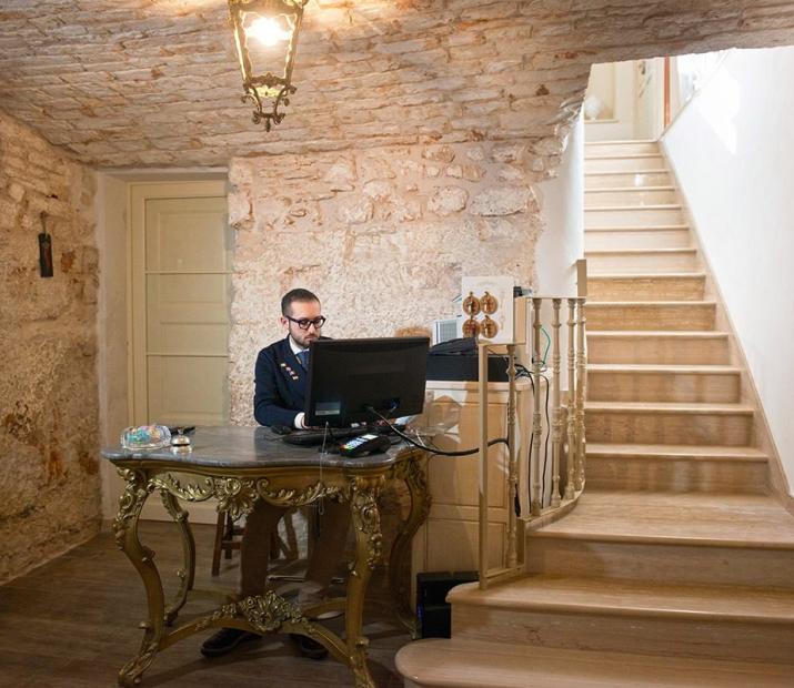 Bureau avec murs en pierre, bureau élégant et escalier en bois.