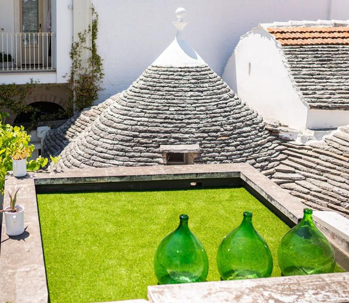 Toits en trullo avec vases verts, typiques de l'architecture des Pouilles.