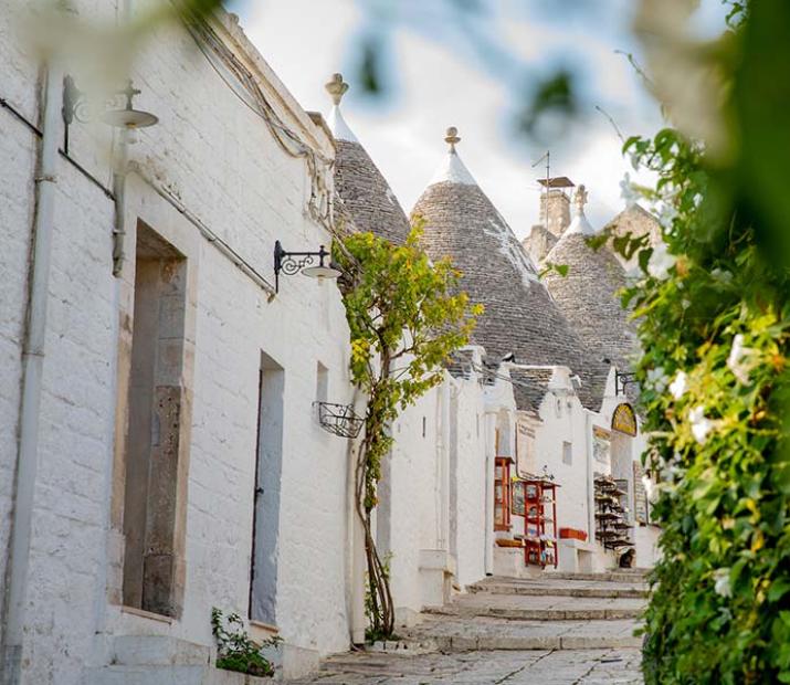 Strada con tipici trulli bianchi, Alberobello, Puglia.
