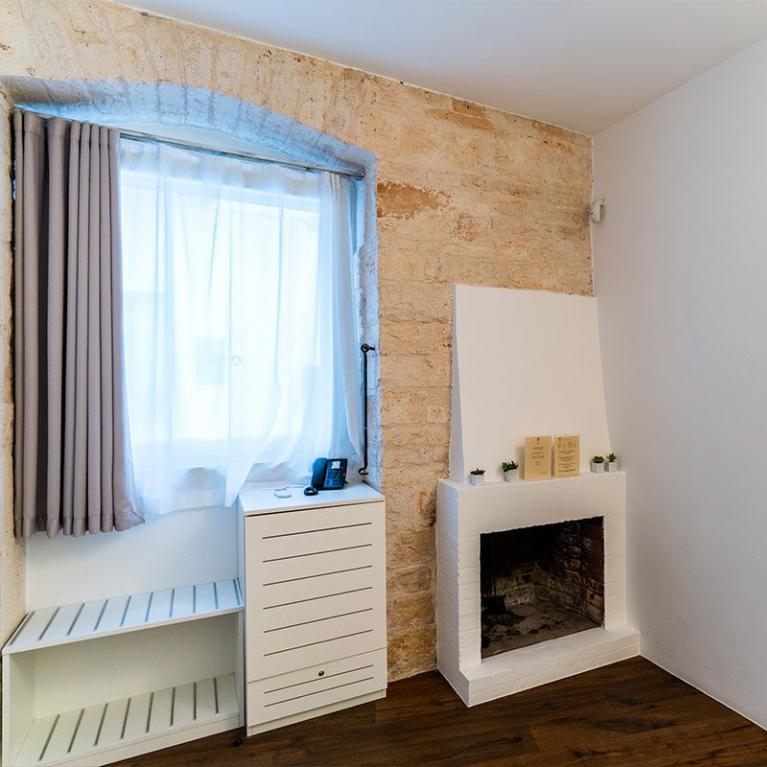 Camera accogliente con camino, letto e decorazioni moderne.