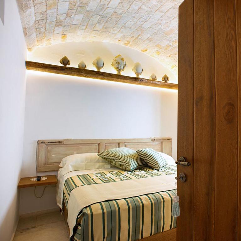 Chambre avec plafond voûté et décorations sur l'étagère supérieure.