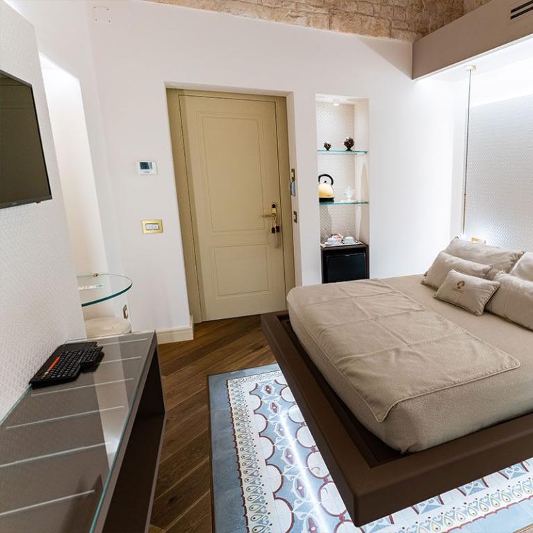 Camera moderna con letto sospeso e arredi eleganti.