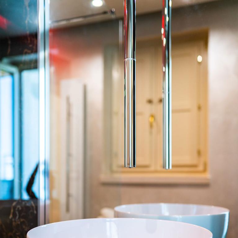 Lavabo moderno con rubinetto sospeso in un bagno elegante.